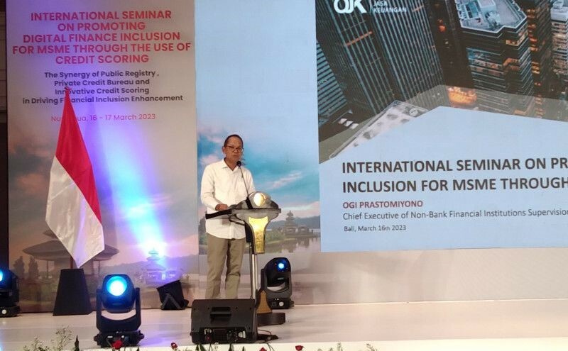 Wakil Ketua Dewan Komisioner OJK Mirza Adityaswara memberikan sambutan pada seminar internasional terkait penilaian kredit di Nusa Dua, Kabupaten Badung, Bali, Jumat